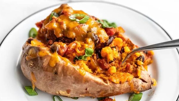 بطاطا مخبوزة بالديك الرومي والفلفل الحار