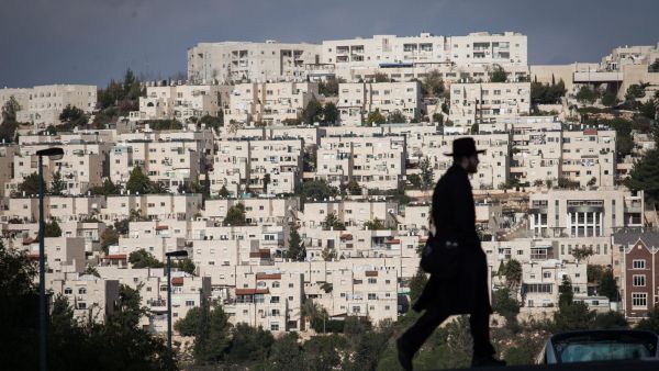 مسؤول فلسطيني يحذر من تداعيات شرعنة 70 بؤرة استيطانية