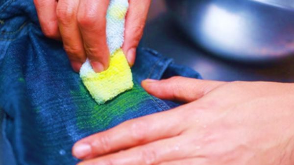 إذا بقيت البقعة على الثوب، بعد الغسيل، هي تعالج بمزيل للبقع إذا بقيت البقعة على الثوب، بعد الغسيل، هي تعالج بمزيل للبقع