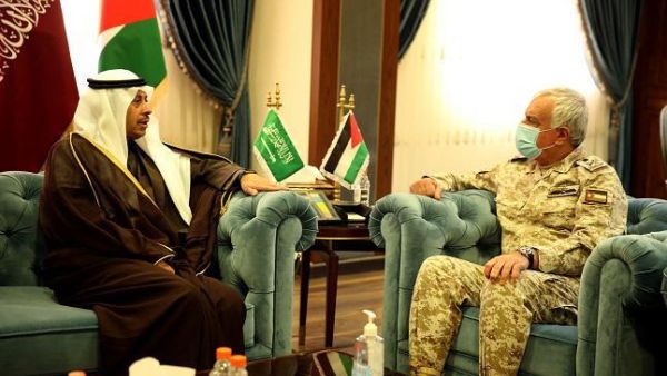 بحثا خلال اللقاء التعاون والتنسيق في عدد من القضايا ذات الاهتمام المشترك بين القوات المسلحة في المملكتين الشقيقتين
