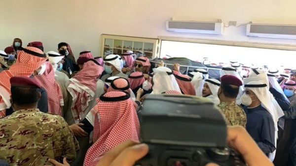 ناصر صباح الأحمد يوارى الثرى في مقبرة الصليبخات