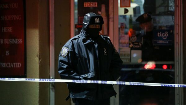 طرد شرطي أمريكي أبيض من عمله بعد قتله رجلا أعزل من أصل افريقي