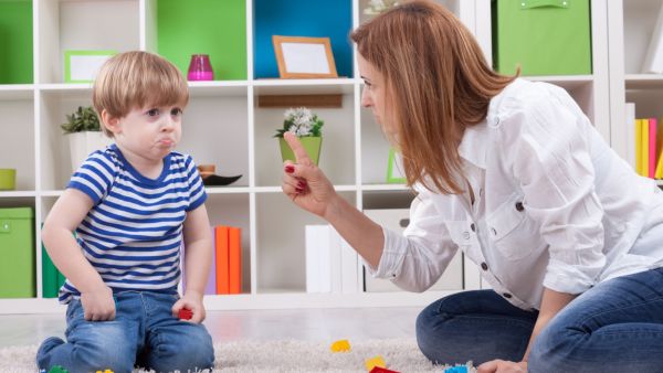 كوني صديقة أبنائك كي تمنحيهم الثقة والمحبة الكافية لتوجيههم في حياتهم