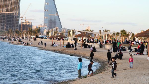 انفجار يضرب ناقلة نفط في ميناء جدة السعودي