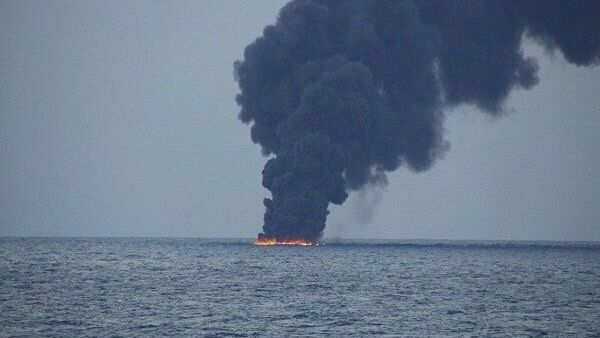 حريق ضخم على متن ناقلة نفط تعرضت لانفجار في ميناء جدة السعودي