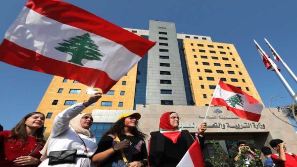 اشكال بين الجيش والطلاب المعتصمين في الحمرا اثناء محاولة ابعاد العناصر العسكرية للطلاب