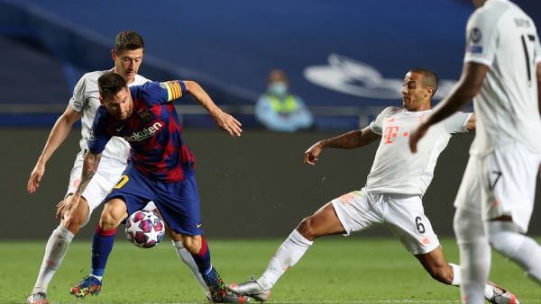 ليفاندوفسكي ومارادونا خلال مباراة بايرن وبرشلونة الموسم الماضي