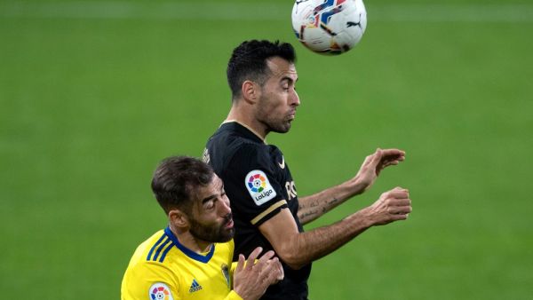 بوسكيتس (يمين) خلال المباراة