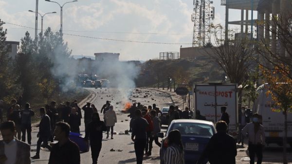 Iraqi Kurds block a boulevard outside a local government building during a protest against Kurdish authorities accused of corruption in Iraq's northeastern city of Sulaimaniyah on December 11, 2020. Shwan MOHAMMED / AFP