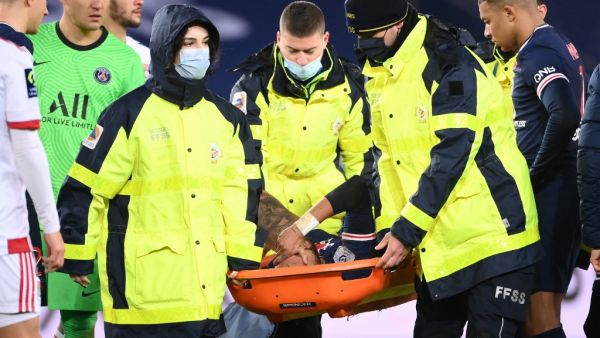 نيمار على حمالة بعد إصابته