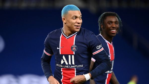 مبابي يحتفل بهدفه