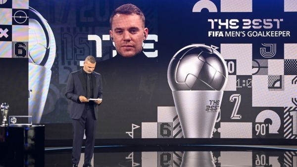 نوير يظفر بجائزة أفضل حارس