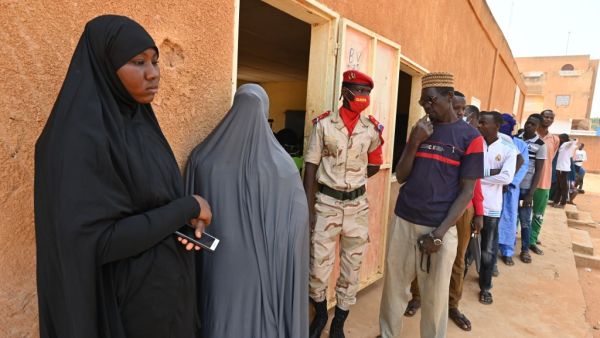 Voters queue to vote at a polling station in Niamey on December 27, 2020 during Niger's presidential and legislative elections. Voters in the Sahel state of Niger go to the polls on December 27, 2020 for an election that could seal the country's first-ever peaceful handover between elected presidents, despite a bloody jihadist insurgency. Issouf SANOGO / AFP
