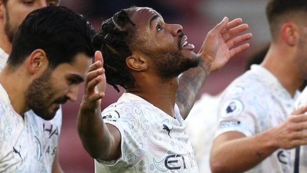 ستيرلينغ يحتفل بهدفه