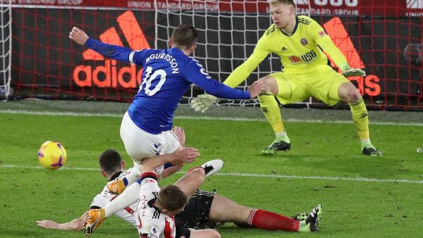 سيغودرسون يقود إيفرتون للفوز