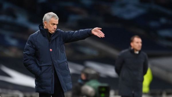 مورينيو خلال مباراة توتنهام وليستر