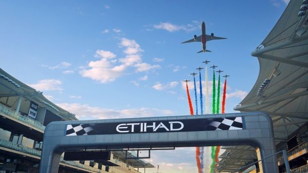 الاتحاد للطيران تحتفل بسباق جائزة الاتحاد للطيران الكبرى للفورمولا 1 في أبوظبي بعرض جوي مذهل   