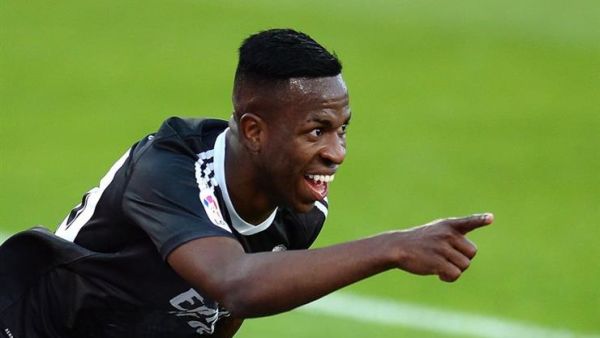 فينيسيوس يحتفل بهدفه