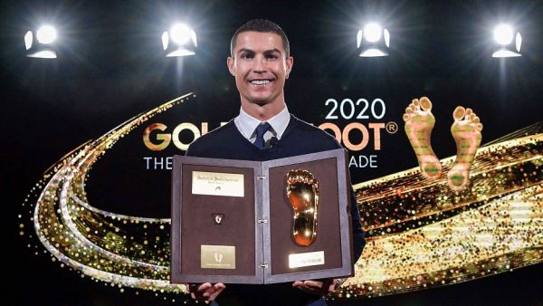 رونالدو يحتفل بالجائزة