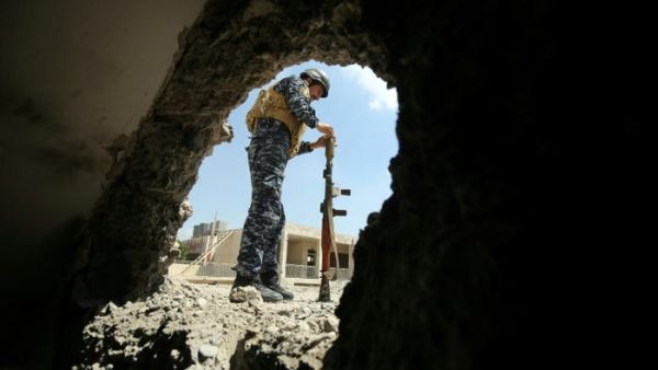 A member of the Iraqi forces reloads a rocket-propelled grenade during clashes with Islamic State (IS) group fighters in the old city of Mosul © AFP AHMAD AL-RUBAYE