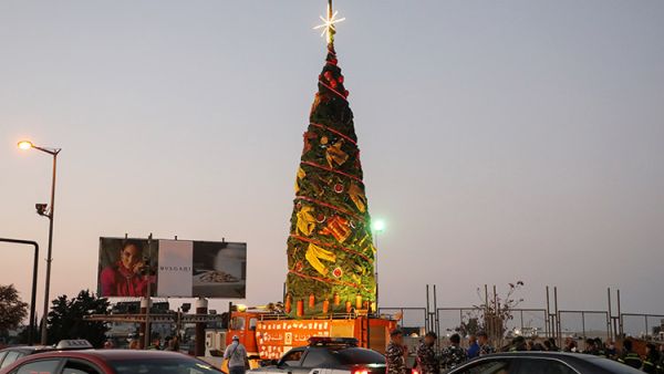 The Christmas tree made by the Lebanese artist to pay tribute to those who died in the Beirut Port explosion. (AFP File Photo)