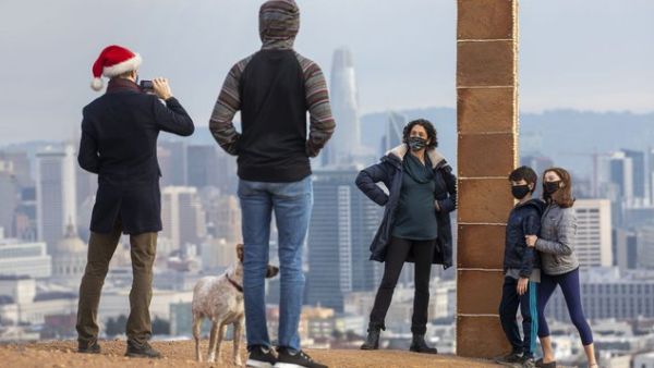 A mysterious monolith made out of gingerbread appeared in Corona Heights Park in the US (Twitter)
