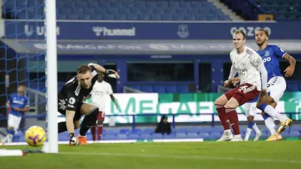 هولدينغ يحول الكرة في مرمى فريقه بالخطأ