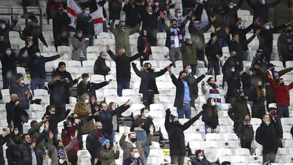 الجماهير تعود إلى بعض الملاعب في إنجلترا