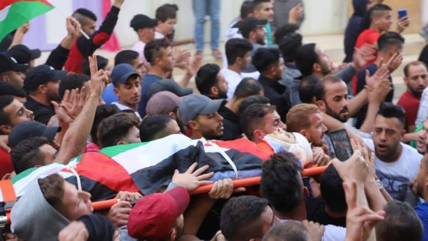 فلسطينيون يسيعون جثمان أحد الشهداء/ أرشيفية