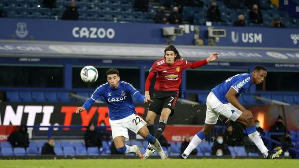 كافاني يقود يونايتد لنصف النهائي