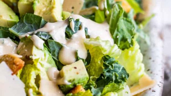 وصفة سلطة سيزر بالكيل مع الأفوكادو