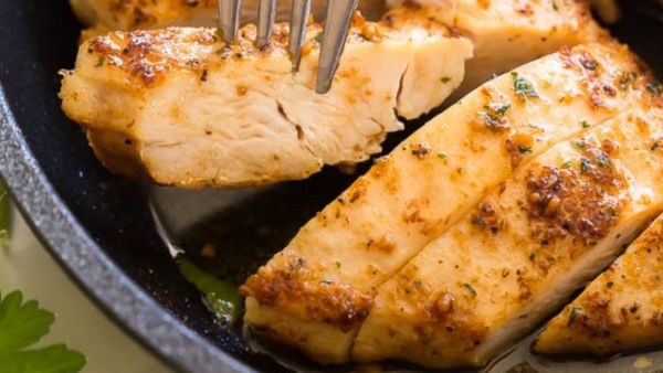 صدور الدجاج المقلية بصلصة زبدة الثوم الشهية