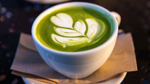 شاي الماتشا بحليب جوزالهند ونكهة الليمون