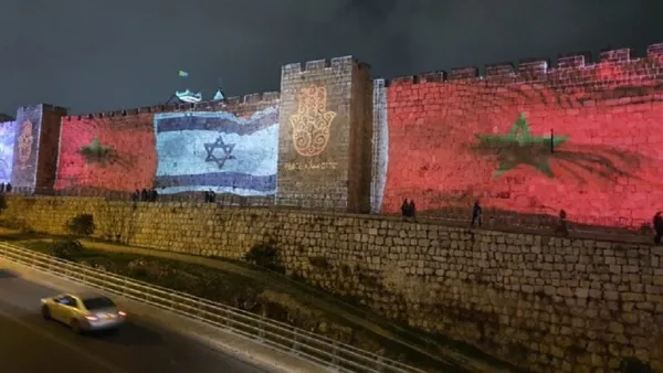 أعلام المغرب و"اسرائيل" على أسوار القدس المحتلة