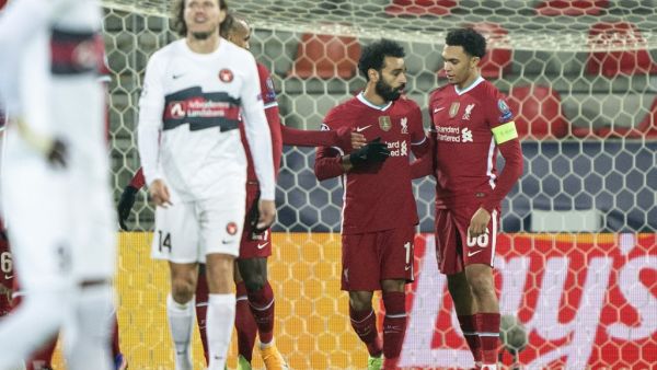 Liverpool's Mohamed Salah (2ndR) celebrates scoring the opening goal with his teammates during the UEFA Champions League Group D football match against FC Midtjylland (Photo: AFP)