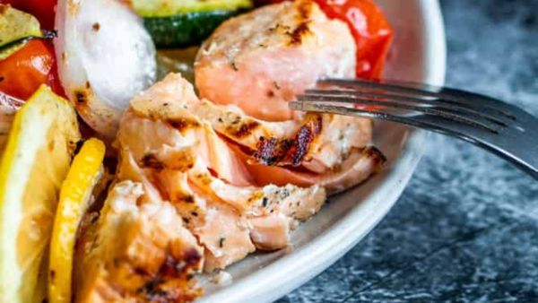 كباب السلمون المشوي مع الخضار