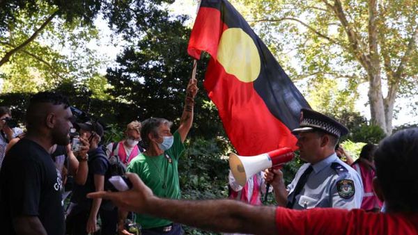 آلاف يتظاهرون وآخرون يحتجون في يوم أستراليا الوطني المثير للانقسام