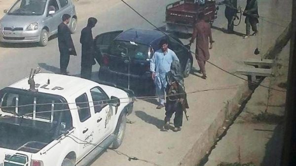 مقتل صحفي أفغاني بالرصاص في كمين لسيارة