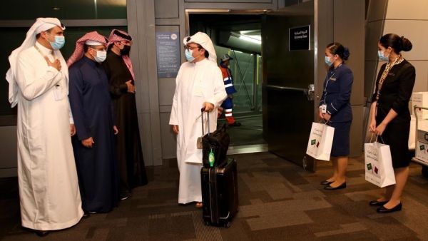 هدايا وترحيب بأول طائرة سعودية تحط بالدوحة منذ 2017