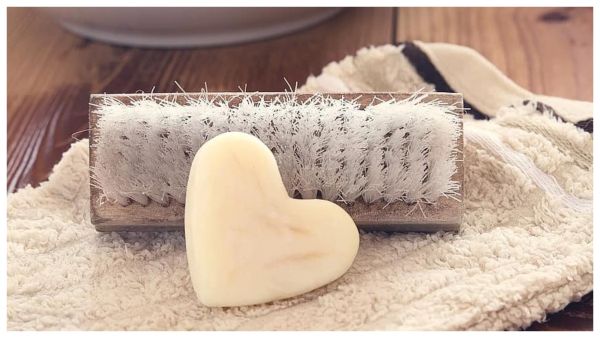 فرشاة الأسنان عنصر أساسي في النظافة اليومية إلا أنها مكان يمكن أن تتراكم فيه الجراثيم والبكتيريا 