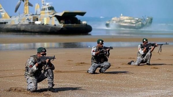 مركب حربي تابع للقوات الإيرانية