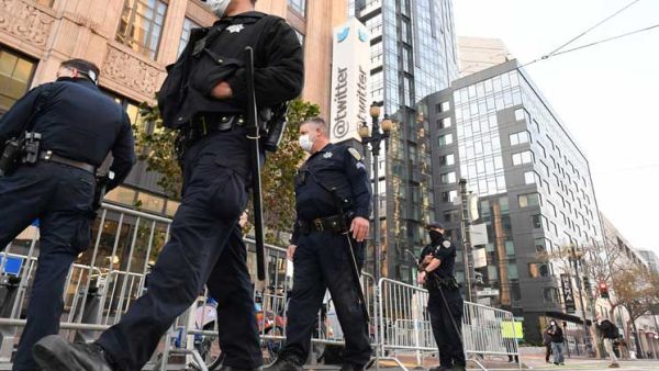 حفنة من أنصار ترامب تلبّي نداء للتظاهر أمام مقرّ تويتر