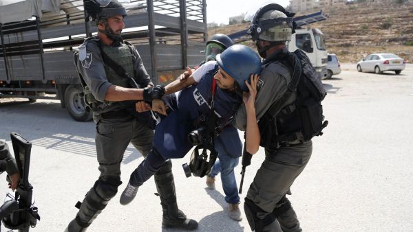 احتجزت قوات ومخابرات الاحتلال ستة من الصحفيين احتجزت قوات ومخابرات الاحتلال ستة من الصحفيين