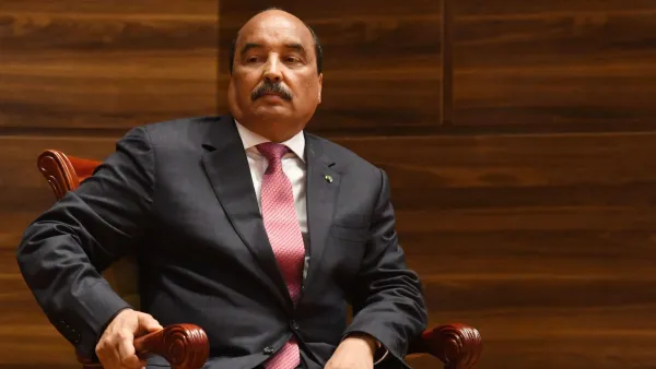 مستشفى حكومي بموريتانيا يفصل عاملين سمحا للرئيس السابق بزيارة مريضة