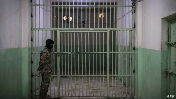 Print this page Extremism Watch Calls Grow for Release of Political Prisoners in Syria Amid Coronavirus Outbreak By Sirwan Kajjo April 06, 2020 08:49 PM A member of the Syrian Democratic Forces (SDF) stands guard in a prison where men suspected to be afiliated with the Islamic… FILE - A member of the Syrian Democratic Forces (SDF) stands guard in a prison in the city of Hasakeh, Syria, Oct. 26, 2019. (AFP)