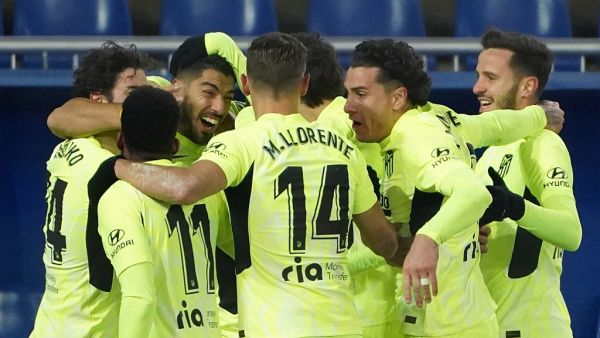 لاعبو أتلتيكو يحتفلون بهدف سواريز القاتل