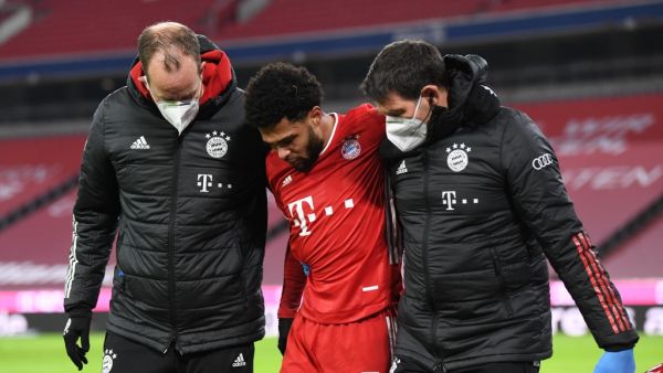 غنابري يغادر الملعب بعد إصابته