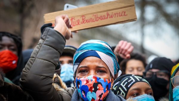 Ibrahima B's mother takes part in a demonstration on January 13, 2021 outside the police station in Brussels where her son was held, to demand more information on the circumstances of the 23-year-old arrest on January 9, 2021 and death later on at a hospital. Prosecutor told the press "He lost consciousness and the police officers called for emergency services. An ambulance and a Smur arrived at the scene and he was taken to hospital. He died in hospital at 8h22 pm". (VIRGINIE LEFOUR / Belga / AFP)