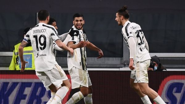 لاعبو يوفنتوس يحتفلون بهدف رفيعة (وسط) الحاسم