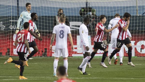 غارسيا (يمين) يقود بلباو للنهائي